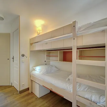 Upstays - 2 Sea View - Renovated - Pool Apartment