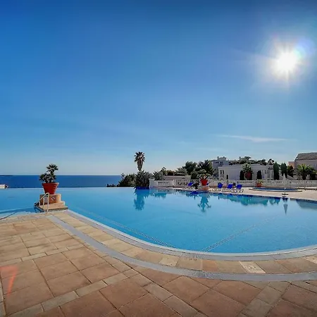 Upstays - 2 Sea View - Renovated - Pool Apartment